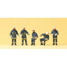 Feuerwehrmänner in moderner Einsatzkleid.