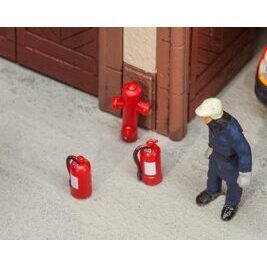 6 Feuerlöscher und 2 Hydranten